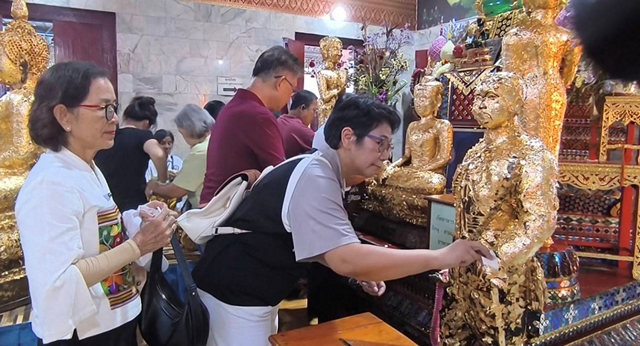 นครนายก – นักท่องเที่ยวเข้าส่องเลขเด็ดอ่างน้ำมนต์วัดหลวงพ่อปากแดง พร้อมขอพร โชคลาภ ธุรกิจ หน้าที่การงาน ใกล้วันหวยออก