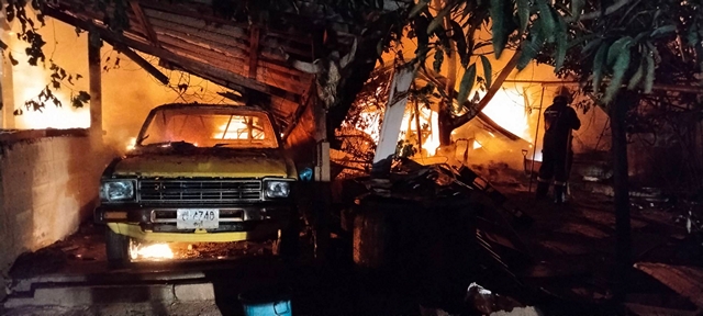 ชลบุรี-ไฟไหม้รับอรุณ ร้านรับซื้อของเก่าวอดทั้งหลัง