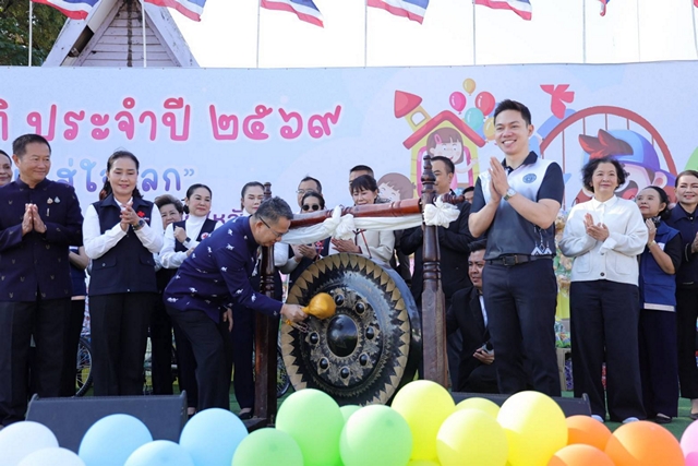 จ.กาฬสินธุ์ จัดงานวันเด็กแห่งชาติ ประจำปี 2569 ภายใต้คำขวัญวันเด็กว่า “รักชาติไทย ใส่ใจโลก” โดยมีผู้ปกครองพาเด็กๆ จำนวนมากเข้าร่วมกิจกรรม และร่วมรับของขวัญ ของรางวัลมากมาย