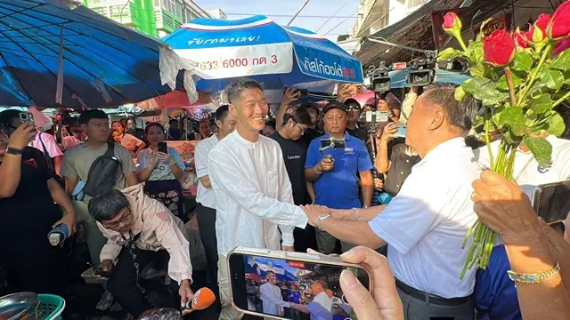 อยุธยา – อนุทิน- ธนาธร เจอกันที่อยุธยา จับมือทักทาย ระหว่างหาเสียงกลางตลาดเจ้าพรหมอยุธยา