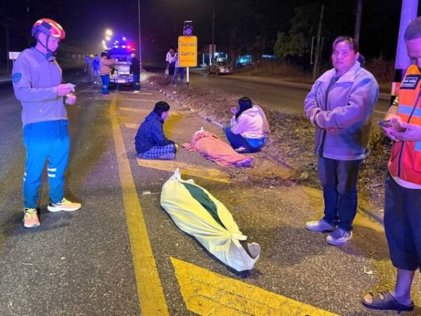 มุกดาหาร -สลดรับรุ่งสาง! ผ้าห่มพันล้อ จยย. เสียหลักฟาดเสาไฟเกาะกลาง ดับคาที่ 2 ศพ