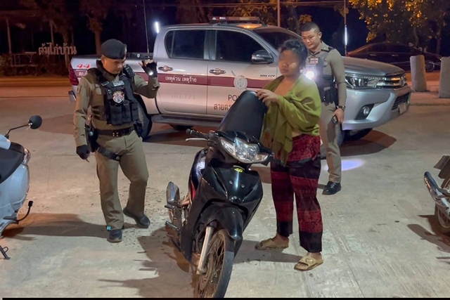 มุกดาหาร -ขนลุกซู่! สาวปริศนาสวมเสื้อชั้นในลงแช่น้ำโขงหน้าศาลพญานาคมุกดาหารกลางดึก ท่องคาถาพึมพำอ้าง “พ่อปู่เรียกหา” ชาวบ้านผวาแจ้ง ตร. รวบตัววุ่น