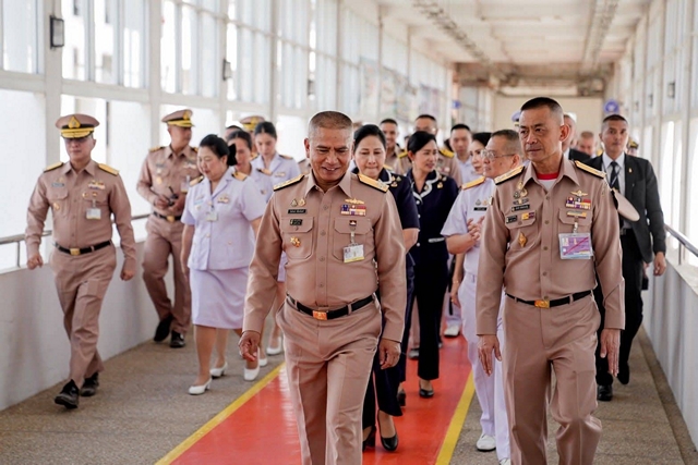 ผบ.ทร.พร้อมนายกสมาคมภริยา ทร.และคณะฯ เยี่ยมเพื่อเป็นขวัญและกำลังใจ 2 ทหารกล้าผู้ปกป้องอธิปไตยไทย ณ รพ.สมเด็จพระนางเจ้าสิริกิติฯ