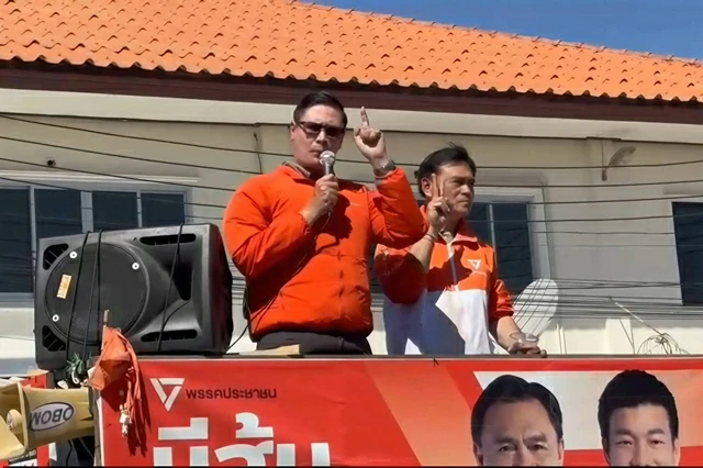 มุกดาหาร “รังสิมันต์ โรม” บุกมุกดาหาร! ขึ้นรถแห่-ลุยตลาดแตก ชู “ชายสิทธิ์” เบอร์ 2 พรรคประชาชน แก้ปัญหารื้อระบบการเมืองเก่า