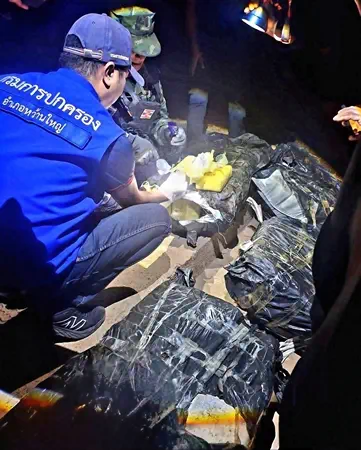 มุกดาหาร -ปค.หว้านใหญ่ แท็กทีม นรข.-ทหารพราน-ยส.24 บุกยึดยาบ้า 7 กระสอบใหญ่ 2.8 ล้านเม็ดซุกริมโขงบ้านป่งขามใต้ เตรียมส่งต่อเข้าพื้นที่ชั้นใน