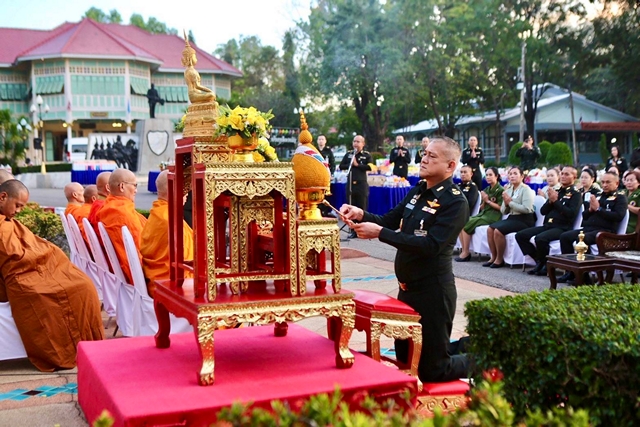ลำปาง-ผบ.มทบ.32 นำคณะทำบุญตักบาตรปีใหม่ 2569 เสริมสิริมงคล–อ่านสาร ผบ.ทบ.