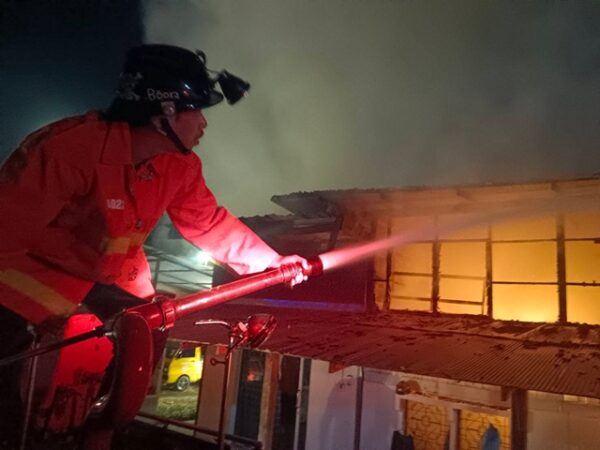 ยะลา-เบตง นอนหลับ ไฟไหม้บ้านกลางดึก เสียหายทั้งหลัง โชคดีหนีออกทัน เบื้องต้นเจ้าหน้าที่คาดไฟฟ้าลัดวงจร