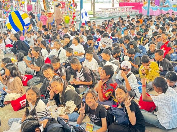 นนทบุรี ”ดร.ประธานชาติ“ สานฝันวันเด็กแห่งชาติ นำตุ๊กตา 450 ตัวมามอบให้เติมรอยยิ้มให้กับเด็กๆ