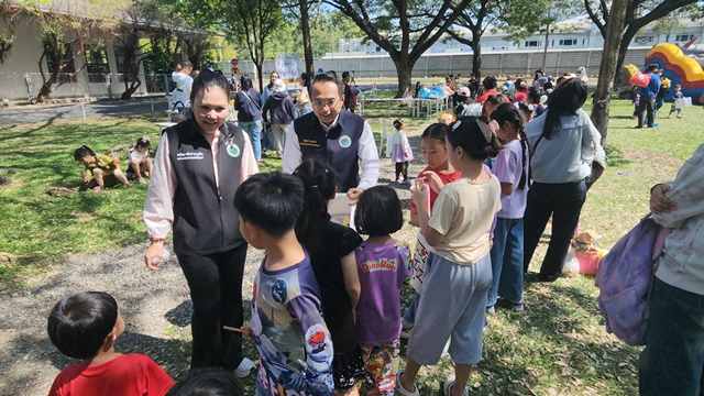 ปทุมธานี ทีม ส.จ.คลองหลวง ขนของขวัญเติมสุขวันเด็ก วัดพระธรรมกาย เด็กแห่ร่วมกว่า 1 หมื่นคน