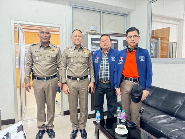 นนทบุรี “หนุ่มชาวจีน“ริชาร์ดจิตอาสาช่วยเป็นล่ามช่วยเหลืองานตำรวจสอบผู้ต้องหาชาวจีน