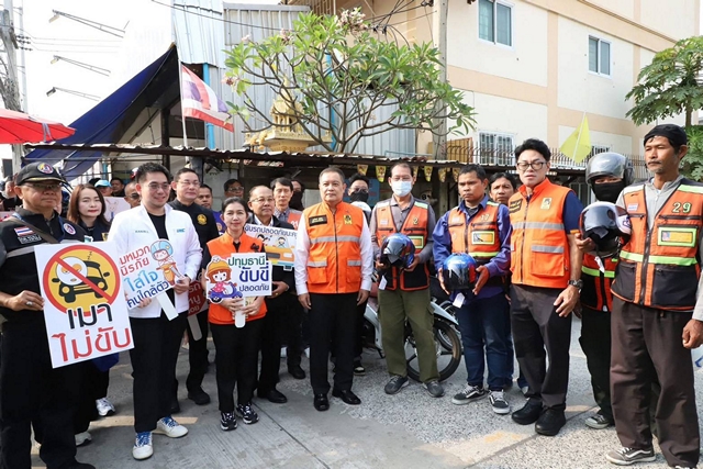 ปทุมธานี ผู้ว่าฯเอกวิทย์ เดินรณรงค์สร้างความปลอดภัยทางถนน ใช้ทางข้ามทางม้าลาย เน้นผู้ใช้ถนนสวมหมวกนิรภัยปลอดภัย 100%