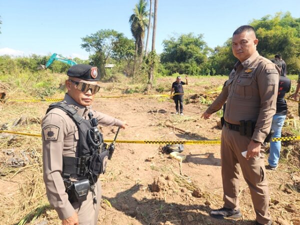 พิจิตร-ตำรวจพิจิตร-ฝ่ายปกครองพบยาบ้าปริศนาวางทิ้งไว้ในป่าหญ้า2ห่อใหญ่ชาวบ้านวิจารณ์ใกล้เลือกตั้งเจอแบบนี้ทุกที
