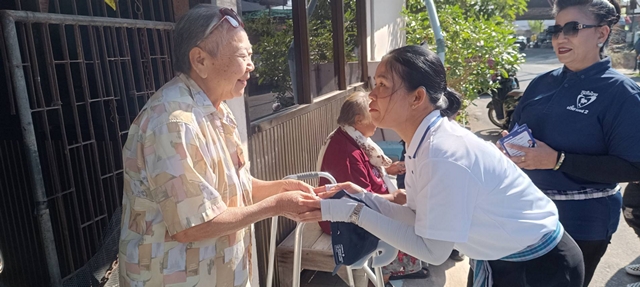 ยโสธร ผู้สมัคร สส.เบอร์ 2 เขต 1 เตี้ย”สุภาพร”ลุยหาเสียงเขตเทศบาลเคาะประตูบ้านขอคะแนน