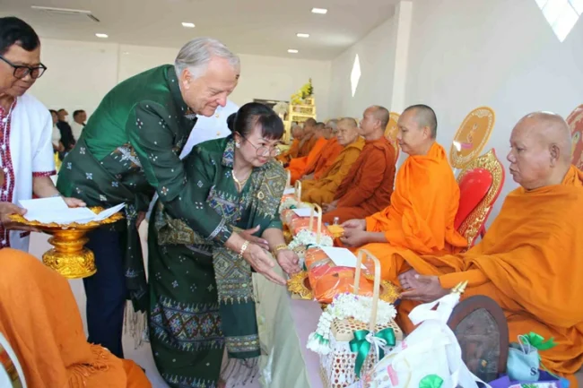 กาฬสินธุ์ฮือฮาครอบครัวฝรั่งใจป้ำแจกเงิน สร้อยคอทองคำ จ้างหมอลำ ใช้งบนับล้านฉลองเปิดร้านใหม่