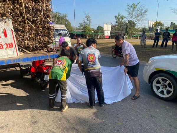 อุตรดิตถ์-สลด! หนุ่มควบมอเตอร์ไซค์เสยท้ายรถบรรทุกอ้อย จอดข้างทางดับคาที่ พื้นที่ลับแล