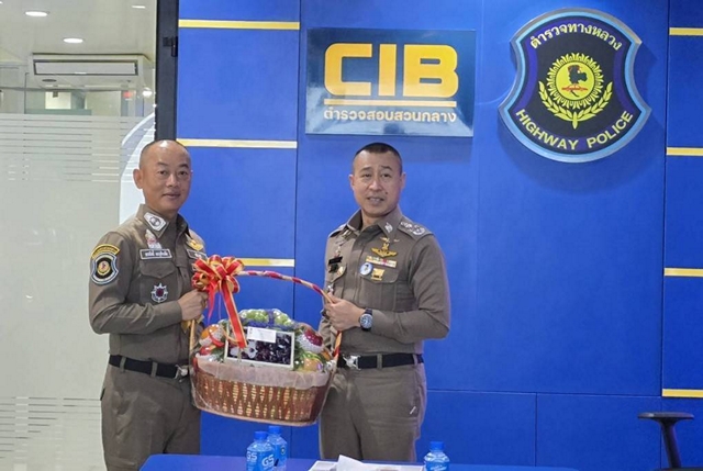 รอง ผบ.ตร. ตรวจเยี่ยมให้กำลังใจตำรวจจราจรและตำรวจทางหลวง ดูแลการควบคุมบริหารงานจราจรช่วงประชาชนเดินทางกลับ สั่งย้ำ “วันสุดท้ายคาดจราจรหนาแน่นสุด” กำชับเร่งเปิดช่องทางพิเศษระบายรถ