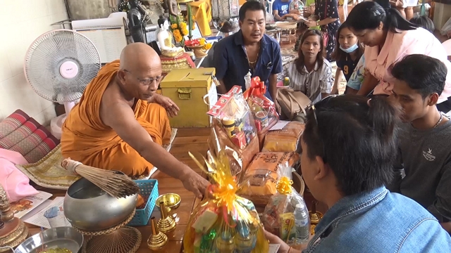 สงขลา-นักท่องเที่ยวชาวไทยกราบไหว้พระนอนปางปรินิพพานองค์ใหญ่ที่สุดในประเทศไทย