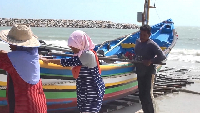 สงขลา-ชาวประมงพื้นบ้านบ้านบ่ออิฐ ต.เกาะแต้ว อ.เมืองสงขลาบางส่วน นำเรือออกทำการประมงวางอวนจับปลา แม้คลื่นลมแรง ยอมเสี่ยงออกไป