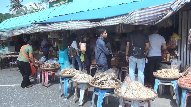 สงขลา-นักท่องเที่ยวเดินทางไปเลือกซื้อสินค้าของฝากขึ้นชื่อของจังหวัดสงขลาที่ ต.เกาะยอ ช่วงหยุดยาววันสุดท้ายเทศกาลปีใหม่ 2569