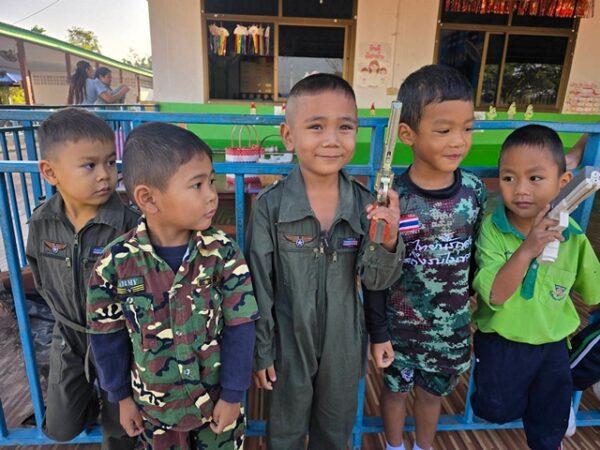 บุรีรัมย์ ชุดทหารเพียบในงานวันเด็กล้วนอยากปกป้องประเทศไปยิงฮุนเซน