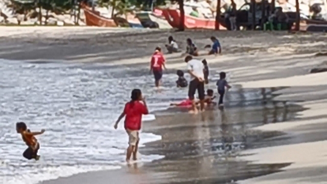 สงขลา-บรรยากาศท่องเที่ยวที่ชายหาดบ่ออิฐคึกคัก มีนักท่องเที่ยวพาครอบครัวเดินทางมาท่องเที่ยวพักผ่อน คลายร้อน