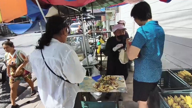 สงขลา-วันขึ้นปีใหม่ กล้วยทอด “ป้าอร”เจ้าอร่อยหน้าทางเข้าสวนสัตว์สงขลาที่ใช้หม้ออะลูมิเนียมทอดแทนกระทะ แจกกล้วยทอด ให้ลูกค้ากินฟรี