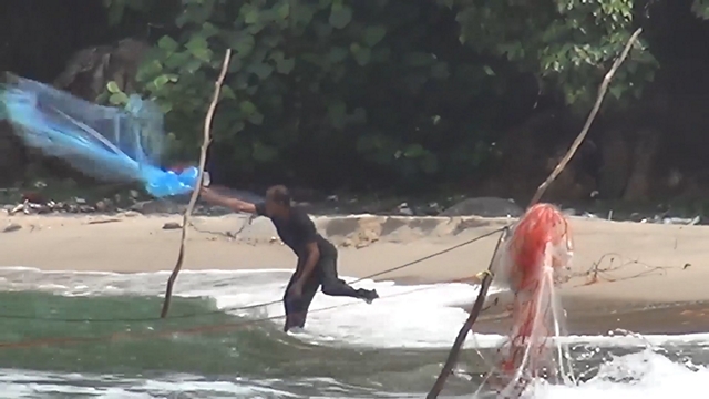 สงขลา-ชาวประมงพื้นบ้านสงขลา หยุดออกเรือและใช้เวลาว่างทอดแหและวางกัดจับปลาชายฝั่ง
