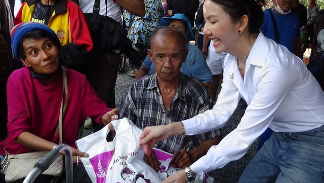 อ่างทอง- เนื่องแน่น จ๊ะนงผณีควงแฟนหนุ่ม”บิ๊ก อชิรพล”แจกข้าวสาร 4,000 ถุงแก่ผู้ยากไร้ในงานไหว้ครู