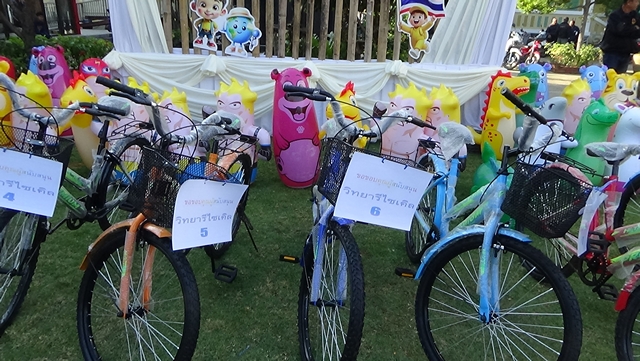 อ่างทอง-นายกแต่งชุด”กบเคโระ”เซอร์ไพรส์เด็กนับพันที่มารอรับของขวัญวันเด็กกว่า 3,000 ชิ้นพร้อมของกินของเล่นอีกมากมาย