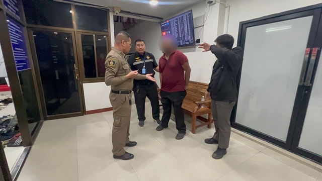 ชลบุรี-นักท่องเที่ยวเมาคลั่ง ทุบรถเจ้าหน้าที่เทศกิจเมืองพัทยา