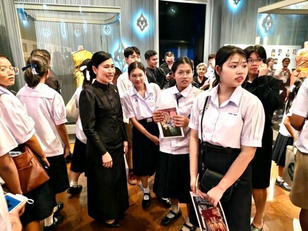 นครปฐม-ผู้ว่าราชการจังหวัดนครปฐม นำคณะผู้บริหารร่วมชมพิพิธภัณฑ์ผ้าในสมเด็จพระนางเจ้าสิริกิติ์ พระบรมราชินีนาถ ณ หอรัษฎากรพิพัฒน์ ภายในบริเวณพระบรมมหาราชวัง