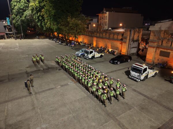 เชียงใหม่-กลุ่มงานจราจร ภ.จว.เชียงใหม่ ปล่อยแถวกำลังพลอำนวยความสะดวกประชาชนผู้ใช้รถใช้ถนน