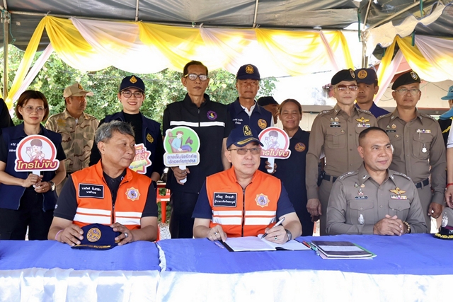 เพชรบูรณ์-ผู้ว่าฯ เพชรบูรณ์ลุยพื้นที่วิเชียรบุรี–ศรีเทพ ตรวจจุดบริการปีใหม่ 69 กำชับเข้มความปลอดภัย หลังรถขาออกเริ่มหนาแน่น