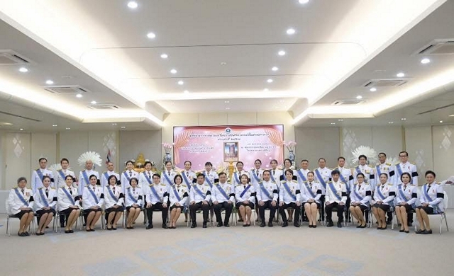 กาฬสินธุ์ สำนักงานสาธารณสุขจังหวัดกาฬสินธุ์ จัดพิธีรับพระราชทานเครื่องราชอิสริยาภรณ์ชั้นสายสะพาย เชิดชูเกียรติ 35 ข้าราชการสาธารณสุข ผู้ทุ่มเทแรงกายแรงใจปฏิบัติหน้าที่เพื่อประชาชน