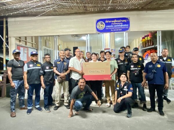 ตราด ชาวบ้านตําบลหาดเล็กและชาวอําเภอคลองใหญ่รวมใจเคาท์ดาวน์รับปีใหม่ พร้อมร่วมร้องเพลงชาติไทยกึกก้องชายแดน