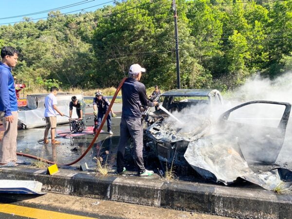 ตราด-อ.คลองใหญ่ จ.ตราด หนุ่มวัย 36 หลับในกระบะชนยูเทิร์นก่อนเกิดไฟลุกท่วมทั้งคัน