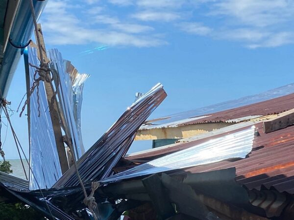 ตราด-ผวา“นอนหลับในบ้านลมพายุพัดถล่มบ้านริมทะเลพังเสียหายยับ กว่า 50,000 บาท รอความช่วยเหลือ