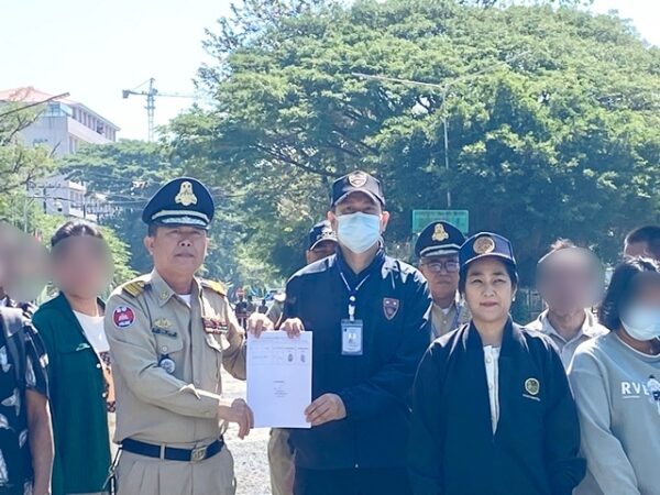 จ.ตราด คุมเข้มชายแดน! ผลักดันแรงงานประมงกัมพูชา 18 ราย บัตรหมดอายุ ต้องกลับประเทศ