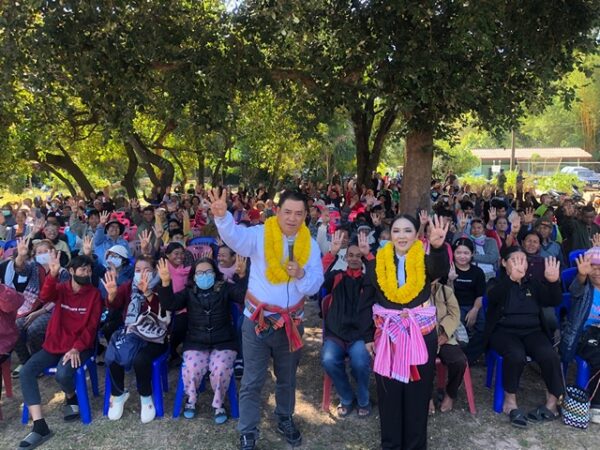 กาฬสินธุ์“มีเราไม่มีมืด” ประภาส-วิไลพร ลุยตำบลร่องคำชูนโยบายใช้ไฟฟรี 500 บาท ติดโซล่าร์รูฟครอบครัวยากจน