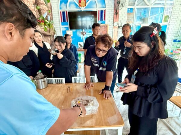 ชลบุรี-เจ้าของร้านอาหารนาเกลือดวงเฮง! เจอก้อนคล้าย “อำพันทะเล” หนักกว่า 1.2 กก.