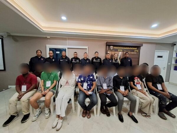 ชลบุรี-ตม.ชลบุรี สนธิกำลังตรวจค้นแหล่งกบดานต่างด้าวพบมั่วยา หลบหนีเข้าเมืองและทำผิดกฎหมายอื้อ