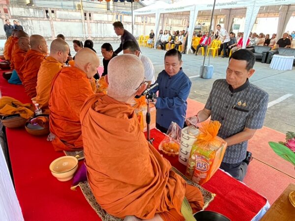 สมุทรปราการ-นายกแดง!! เทศบาลบางเมือง นำคณะผู้บริหาร ข้าราชการ ทำบุญตักบาตรเนื่องในวันขึ้นปีใหม่ ต้อนรับปี 69