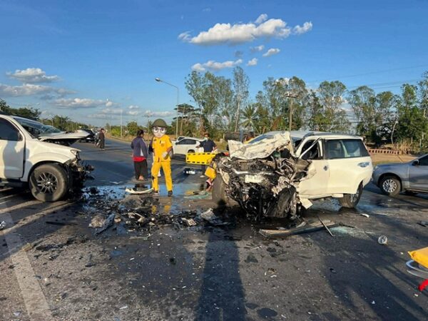 ร้อยเอ็ด…รถ 7 ที่นั่งชนสนั่น อาจารย์ ม.ดัง ดับคาที่