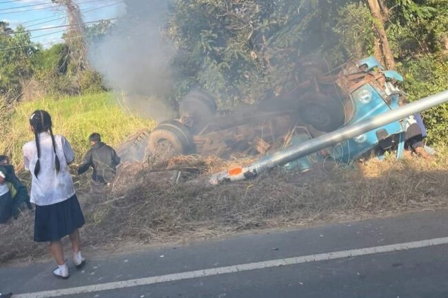 ร้อยเอ็ด-ด่วน…หวิดดับยกคัน…รถสองแถวรับส่งนักเรียนพลิกคว่ำ คนขับ“ดับ”คาพวงมาลัย เด็กเจ็บ “อื้อ”