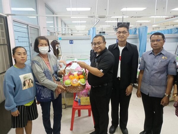 ร้อยเอ็ด…พ่อเมืองร้อยเอ็ดเข้าเยี่ยมให้กำลังใจเด็กหญิงวัย 6 ขวบ ณ รพ.ร้อยเอ็ด