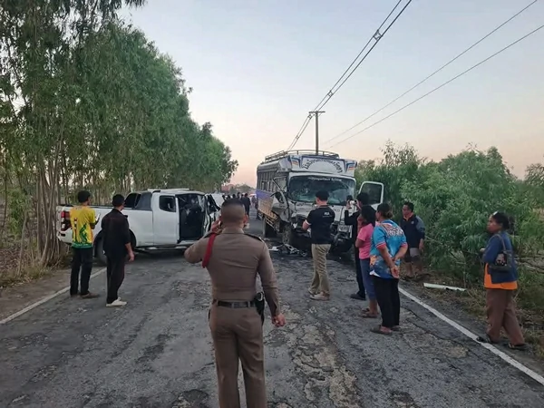 ร้อยเอ็ด…หวิดตายหมู่…กระบะชนประสานงารถรับส่งนักเรียน เจ็บระนาว