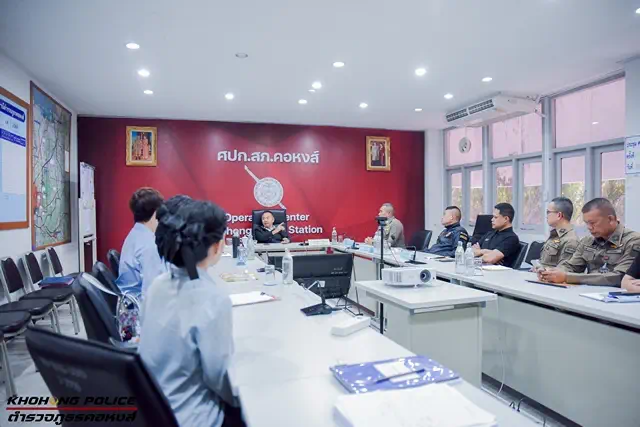 สงขลา-หลังตำรวจจับกุมผู้ก่อเหตุชิงทรัพย์ร้านทองในห้างสรรพสินค้าพื้นที่อำเภอหาดใหญ่ เป็นเยาวชนอายุ 16 ปี วันนี้ฯ รอง ผบก.ฯพร้อมผู้กับคอหงส์ส่งมอบทองคืนเจ้าของ