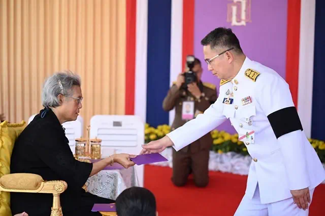 กาฬสินธุ์-ผู้ว่าฯ กาฬสินธุ์ เข้ารับพระราชทานเหรียญที่ระลึก