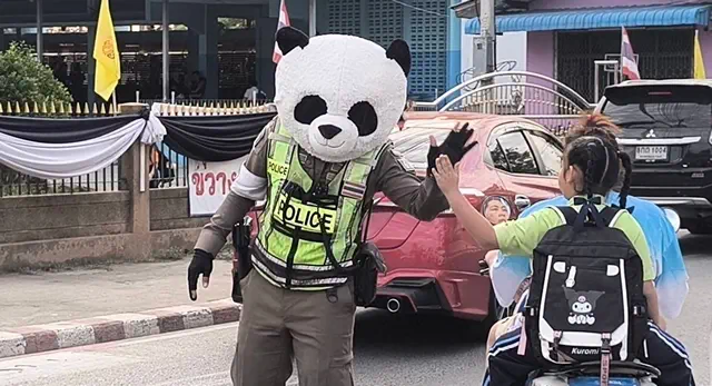 นครนายก – สีสันยามเช้า ตร.จราจรนครนายก โบกรถครบ 7 ปี แปลงร่างเป็นหมีแพนด้า ฯ โบกรถขวัญใจนักเรียนกระตุ้นเด็กอยากมาโรงเรียนแต่เช้าเพื่อจับมือทักทายกัน