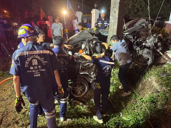 นครนายก เก๋งเสียหลักหลุดโค้งชนเสาไฟเครื่องยนต์กระเด็นคนขับเสียชีวิตคาที่ในซากรถ